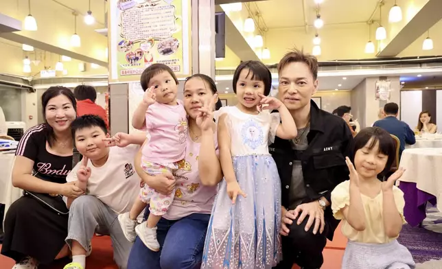 小朋友話要同方俊哥哥影相，原來小朋友也懂得發放愛心。