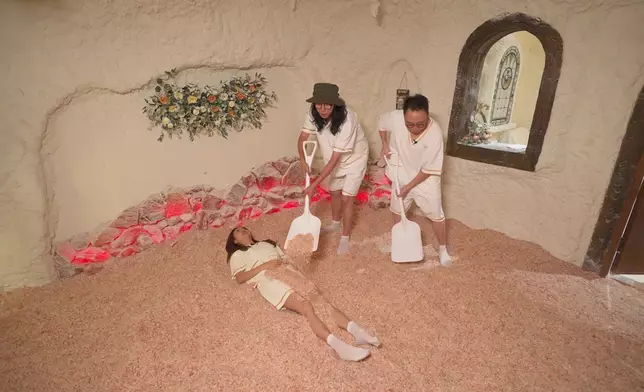 農夫為Karen精心策劃的玫瑰鹽浴。