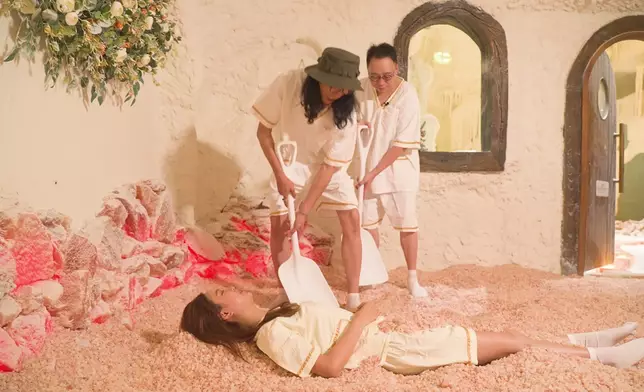 農夫為Karen精心策劃的玫瑰鹽浴。