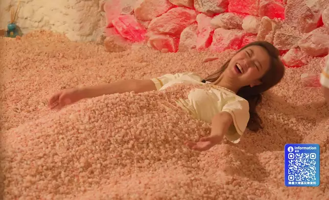 農夫為Karen精心策劃的玫瑰鹽浴。