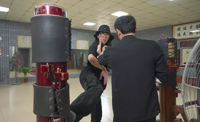 6永在佛山拜師學詠春。