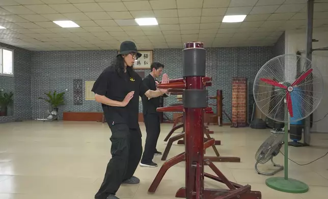 6永在佛山拜師學詠春。