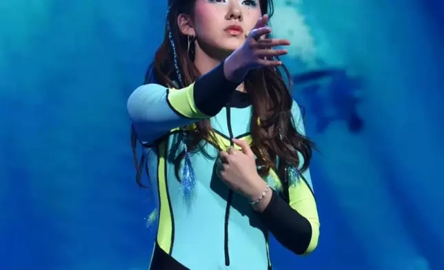 Jasmine經常參加不同的比賽及表演。