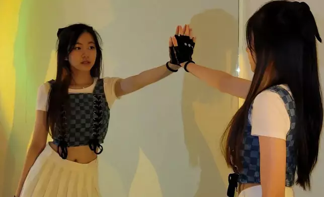 Jasmine 跳舞好好睇架。