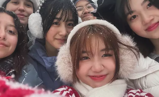 喺日本留學嘅佢，勁多朋友。