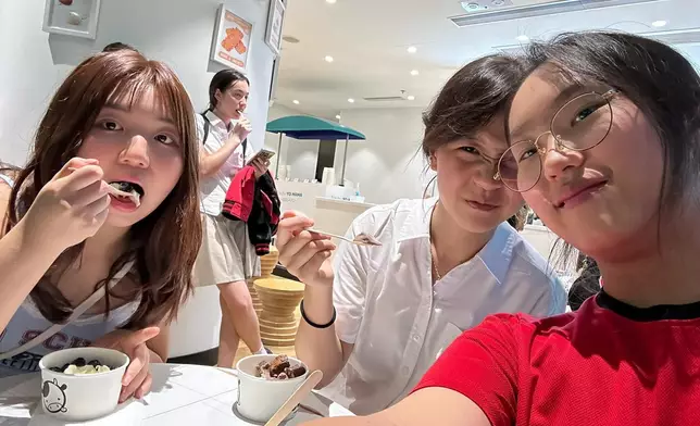 喺日本留學嘅佢，勁多朋友。