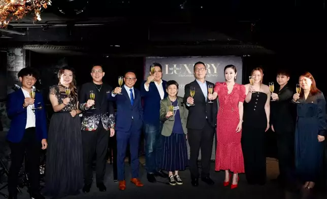 馬浚偉率領黃洛妍、高晨維、Saophone Yeh與新城管理層及嘉賓們進行祝酒儀式。