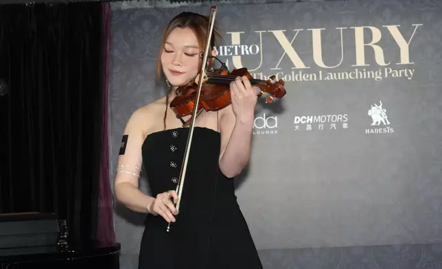 黃洛妍演唱。