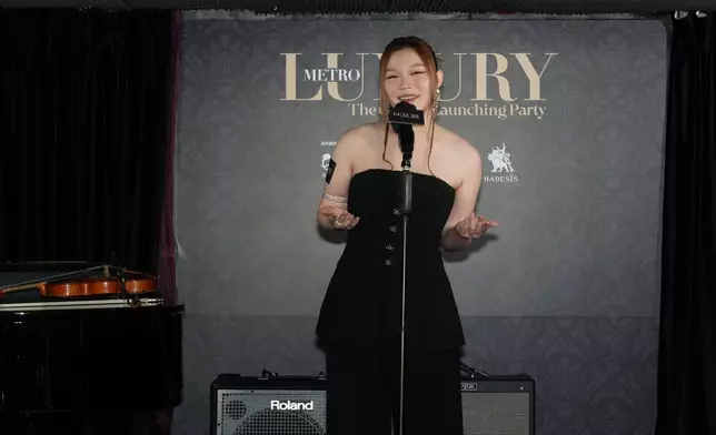 黃洛妍演唱。