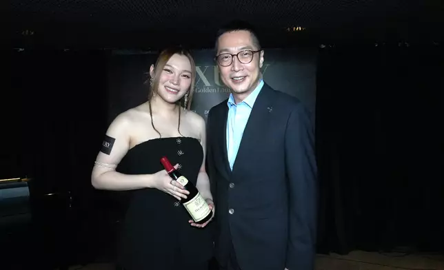 馬浚偉送紅酒給黃洛妍作生日禮物。