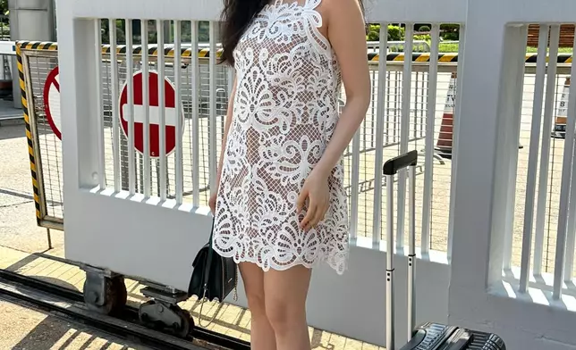 鄧文菳，同另一位佳麗撞衫覺得好有緣份！（本網記者攝）