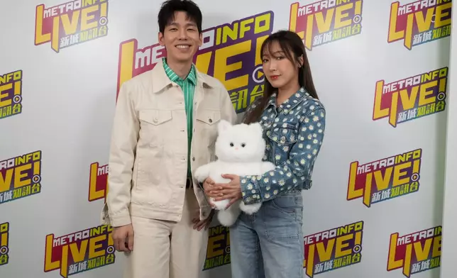 林奕匡、葉巧琳接受新城廣播訪問。