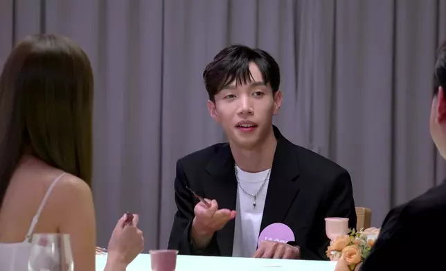 將發問權輕易畀對手嘅Jacob、氹到Step開懷大笑。