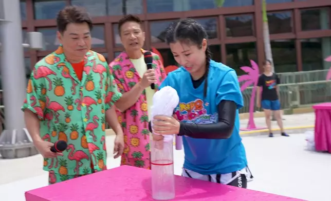 家蔚用濕衫運冰水的時候扭唔出水，洪天明見狀即刻：我可唔可以幫佢㗎？