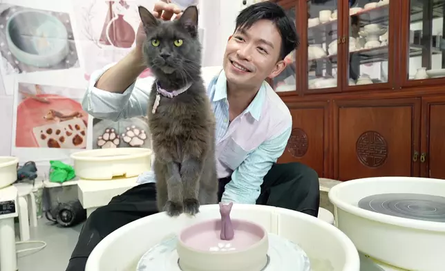 周志康帶愛貓Smoky體驗寵物陶瓷，與Smoky上演「人貓情未了」。