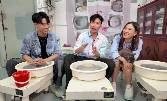 大爆太太與兩位女女非常鍾情於緬因貓。