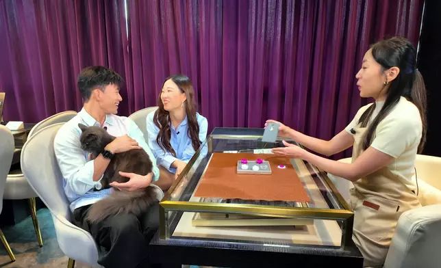 周志康體驗人寵印紋首飾。