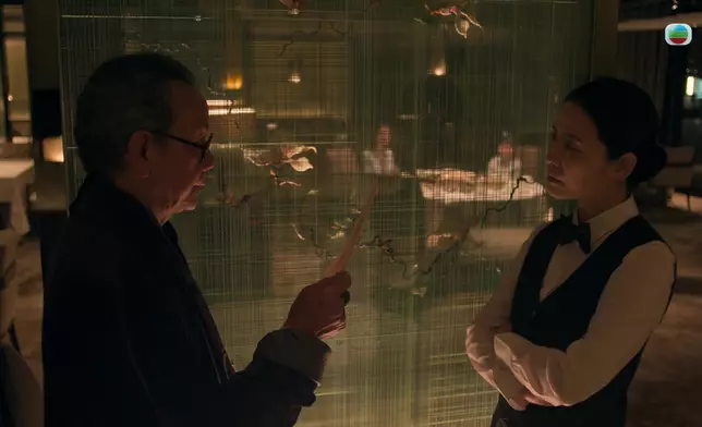 呢幕望到支票後嘅表情變化，又係冇得頂，真係連眼珠都有戲。