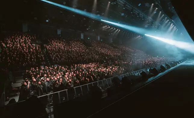 打造型爆「邪教」演唱會。