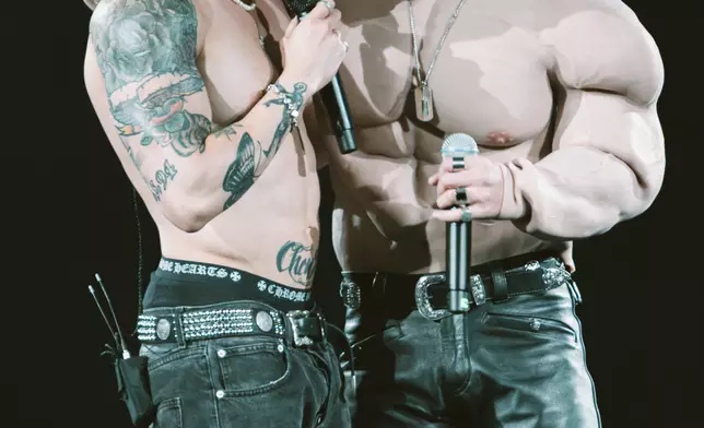 周殷廷「裝假狗」任嘉賓「破處」唱《1994》 。