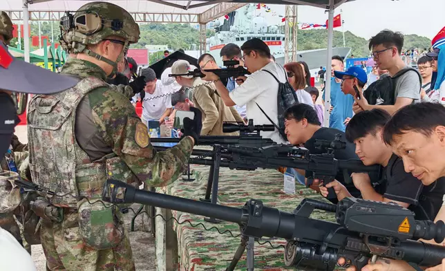 除了可以上艦參觀，市民還可以在軍營內體驗一下解放軍的武器。讀者提供圖片