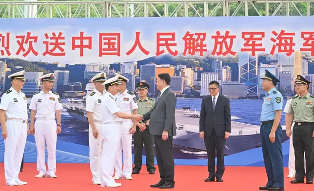 陳國基（前排右二）向中國人民解放軍海軍副政治委員程堅海軍中將（前排左二）道別。政府新聞網圖片