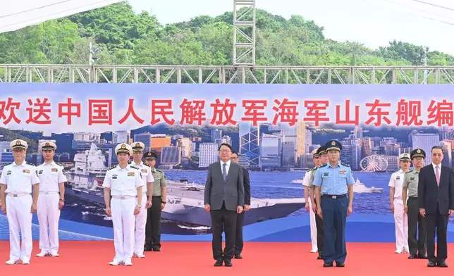 陳國基在昂船洲軍營出席中國人民解放軍海軍山東艦編隊離港歡送儀式。政府新聞網圖片