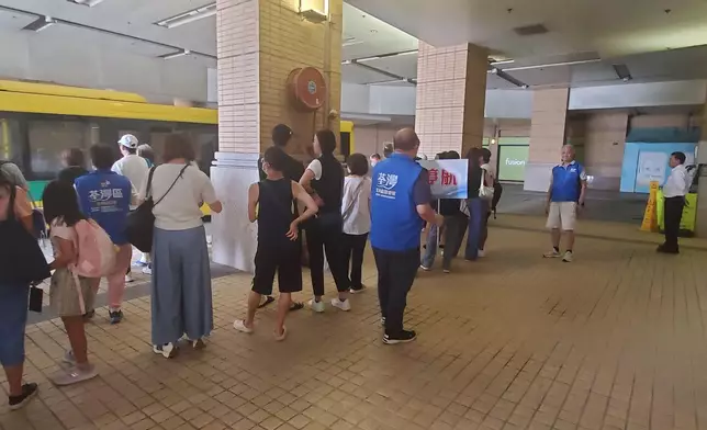 關愛隊成員及義工亦聯同多個政府部門及港鐵代表組成特別小隊，於相關渡輪碼頭和港鐵站附近沿途協助指示市民。民政事務總署FB圖片