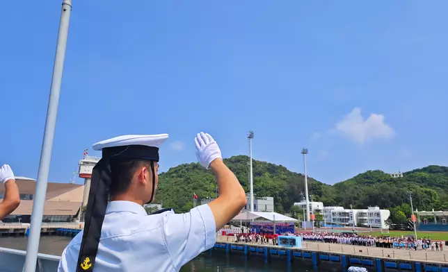 官兵在舷邊列隊，向碼頭的市民揮手致意。微博圖片