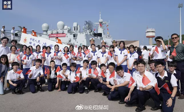 有學生和市民參與歡送。微博圖片