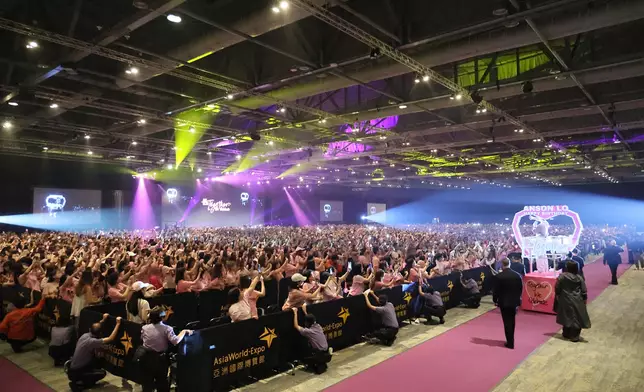 Anson Lo在場內坐粉紅色花車繞場獻唱歌曲。