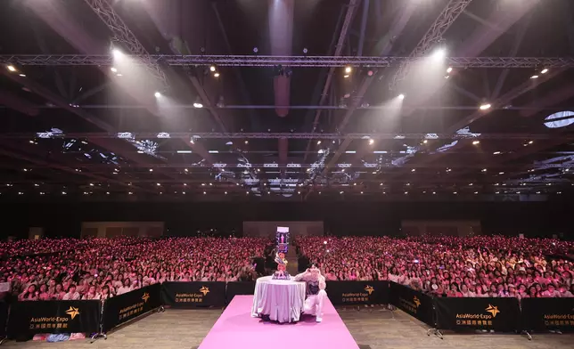 與全場神徒一同合唱生日歌。