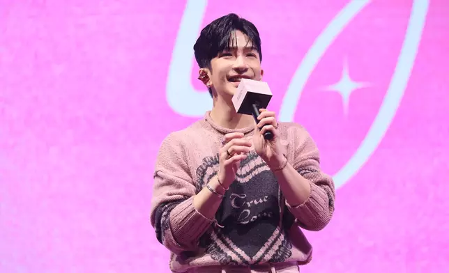 向每個角落的神徒打招呼。