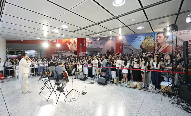 吸引數百樂迷駐足欣賞。