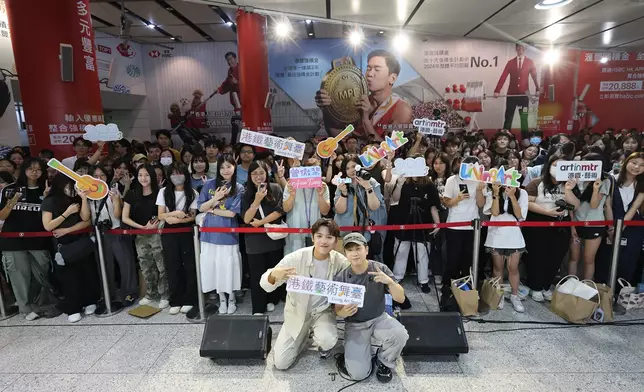 與在場粉絲大合照。