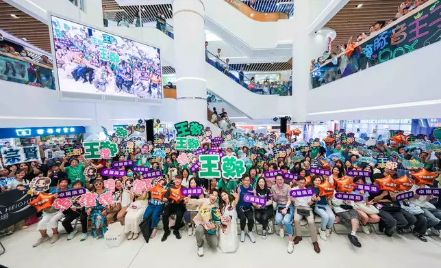 「海豚音CP」王鄭浚仁及善玥澄合體出席《卓爾廣場 夏日好聲音》Music Live。