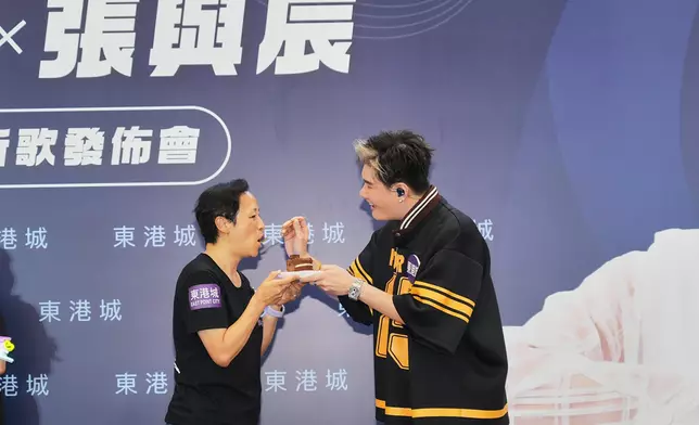 又與粉絲勁餵蛋糕。