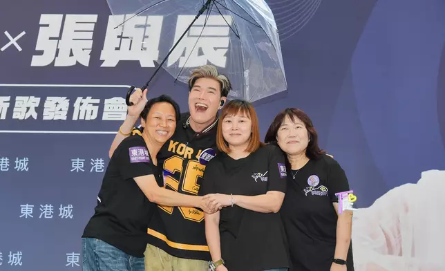 遊戲環節則邀請了三位粉絲上台，與辰更親自撐傘貼身護花。