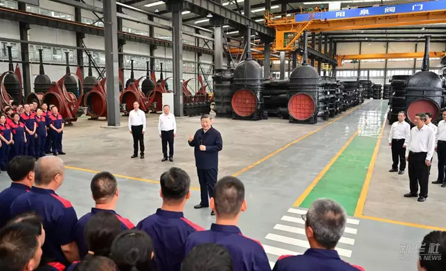 習近平星期一(7月7日)下午到陽泉閥門股份有限公司，察看企業生產車間和產品展示。新華社圖片
