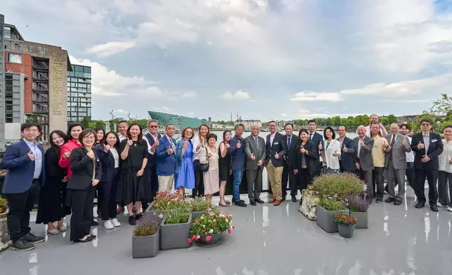 林定國（右十三）、律政司國際法律專員丁國榮（右二）和香港駐歐洲聯盟特派代表翁佩雯（右十一）與在荷蘭和盧森堡生活的香港人和華僑團體代表在晚宴後合照。政府新聞網圖片