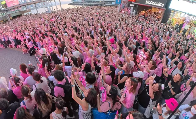 神徒們齊齊舉機拍攝。