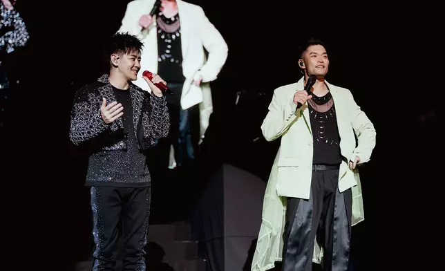 與好友李玖哲合唱《快樂至上》及《自由》掀起全場高潮。