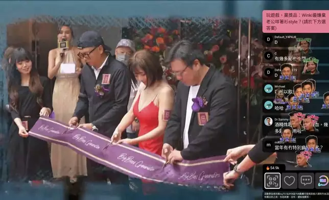 Edward經營的夜總會早前開幕，請來前AV女優蒼井空任剪綵嘉賓。