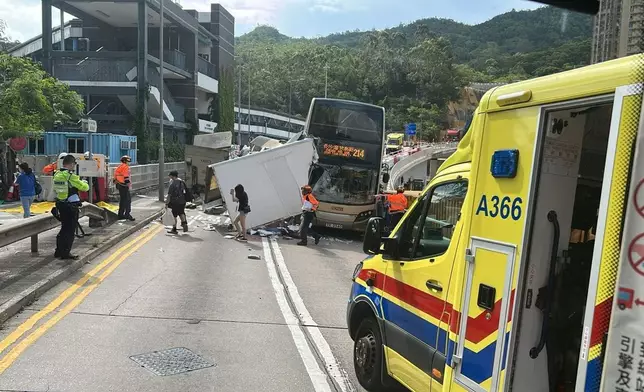 車上10名乘客，包括9女1男，連同巴士司機及貨車司機受輕傷，被送往聯合醫院治理。FB圖片