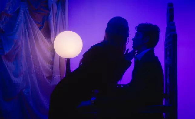 Angela同身邊的同事都忍唔住大讚小鮮肉好靚仔。