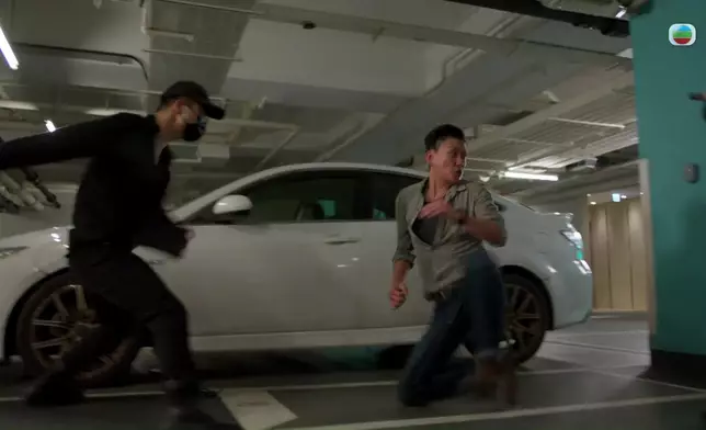 黃宗澤呢吓跪住旋轉再避開把刀劈埋嚟一幕，身手簡直天花板。