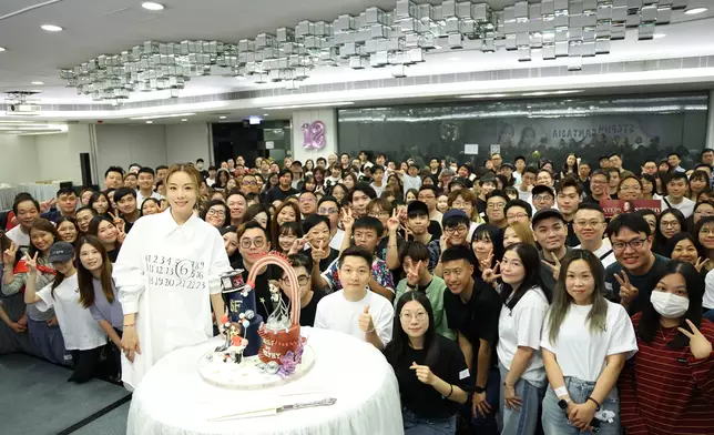 Stephy相約260多位「肥番」一同慶祝。