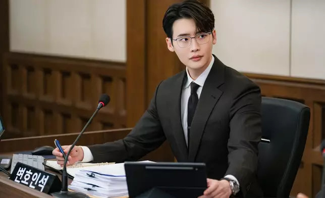 李鍾碩飾演的律師安宙恆。Disney+提供圖片