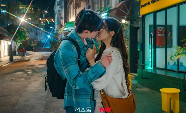 二人在半山太子臺熱吻。tvN Drama圖片