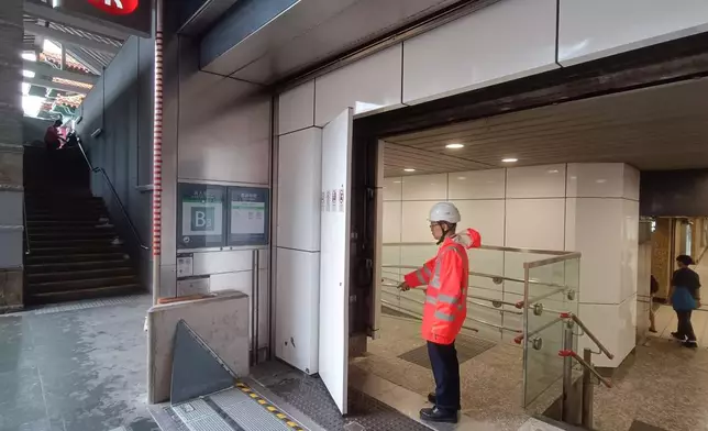黃大仙及彩虹站職員檢查車站出入口及防洪設備。港鐵圖片